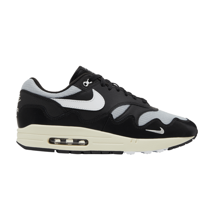 Zwarte Nike Air Max 1 sneakers naast elkaar