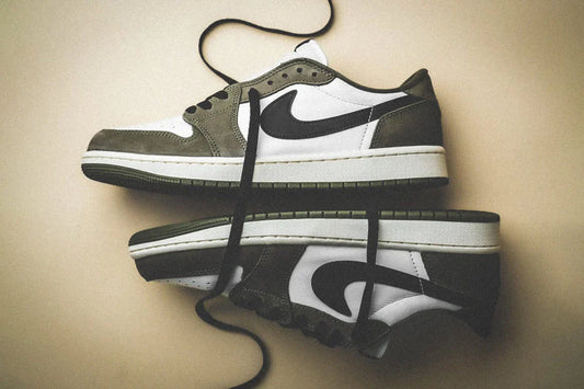 Travis Scott looks op de nieuwe Nike Air Jordan 1 Low 'Medium Olive'