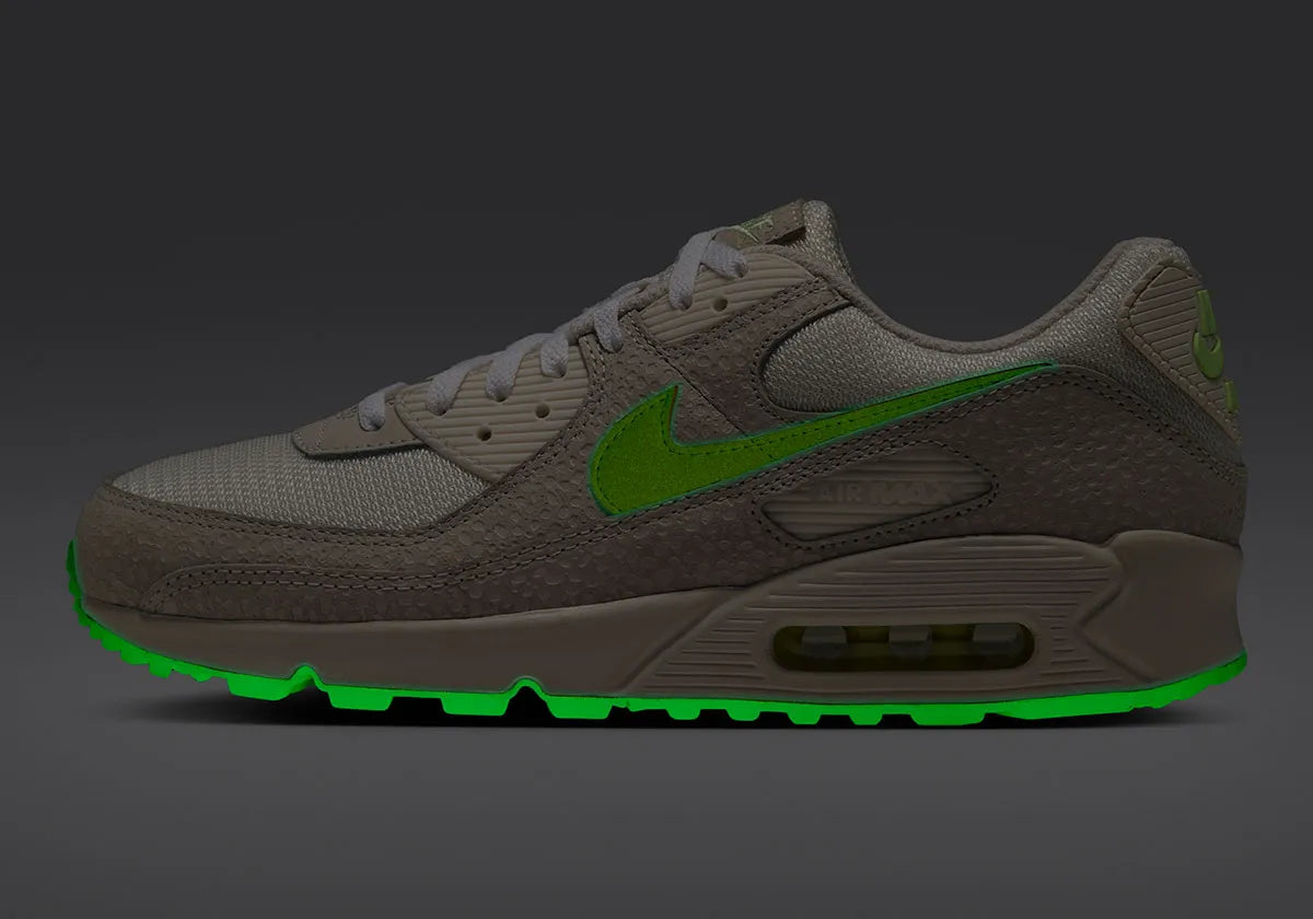 Nike Air Max 90 krijgt twee nieuwe uitvoeringen: Glow In The Dark Safari en Light Smoke Grey