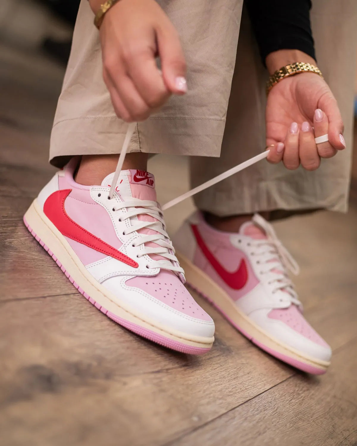 Travis Scott x Jordan 1 Low Pink Pack: Release Datum en Details Bevestigd voor Mei 2026