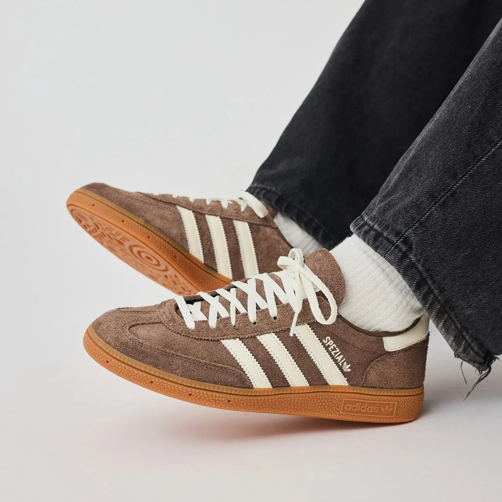 Adidas_Handball_Spezial_Earth_Strata_Gum_on_feet1_2048x_9d881935-d9d4-4b21-93a2-6e2dc2176c73