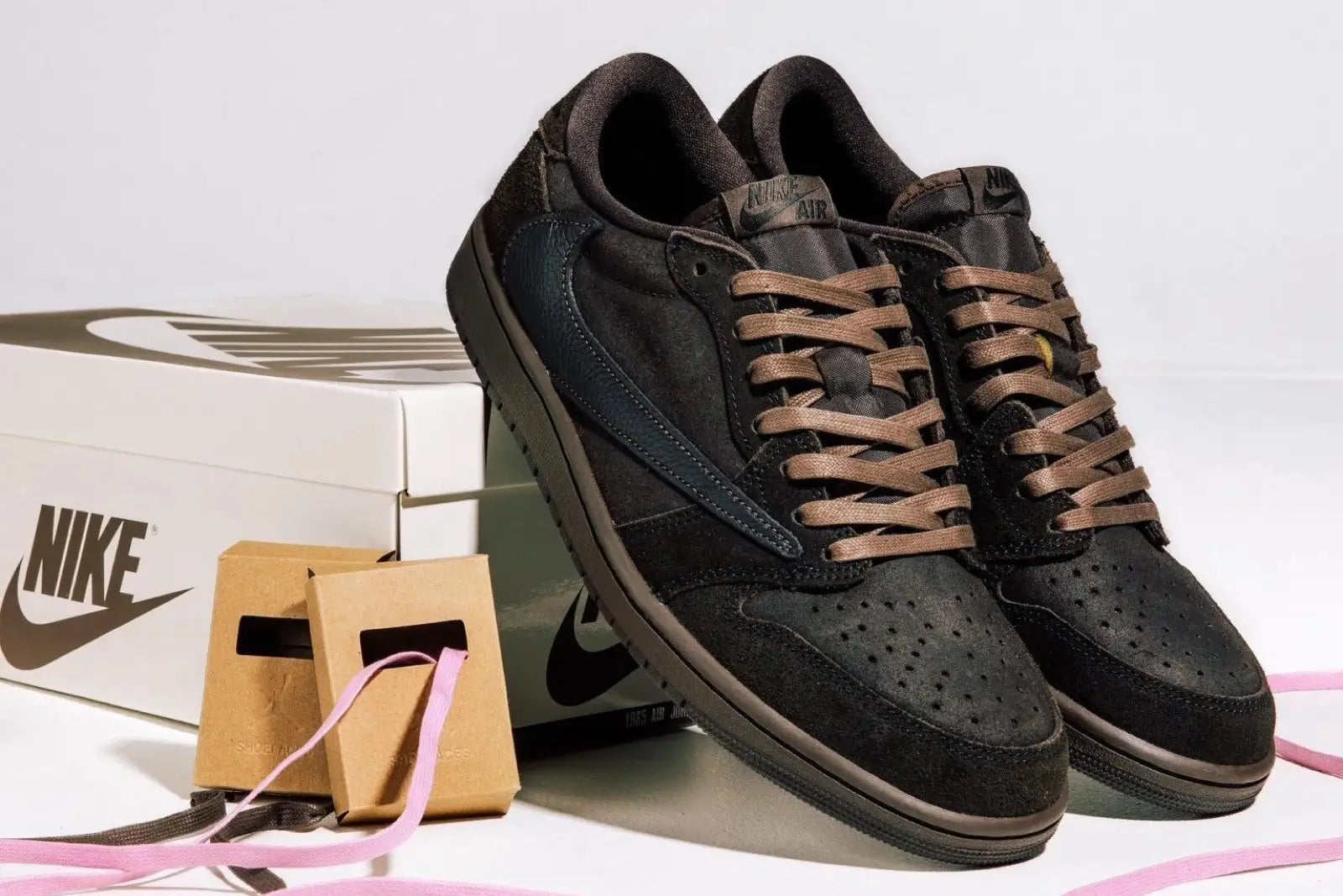 Travis-Scott-Air-Jordan-1-Low-OG-Velvet-Brown_1