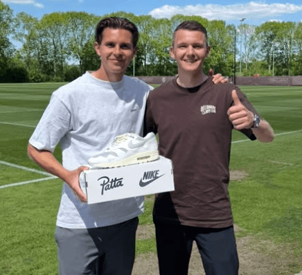 Victor Jensen van FC Utrecht koop Nike Air max 1 x Patta White Waves